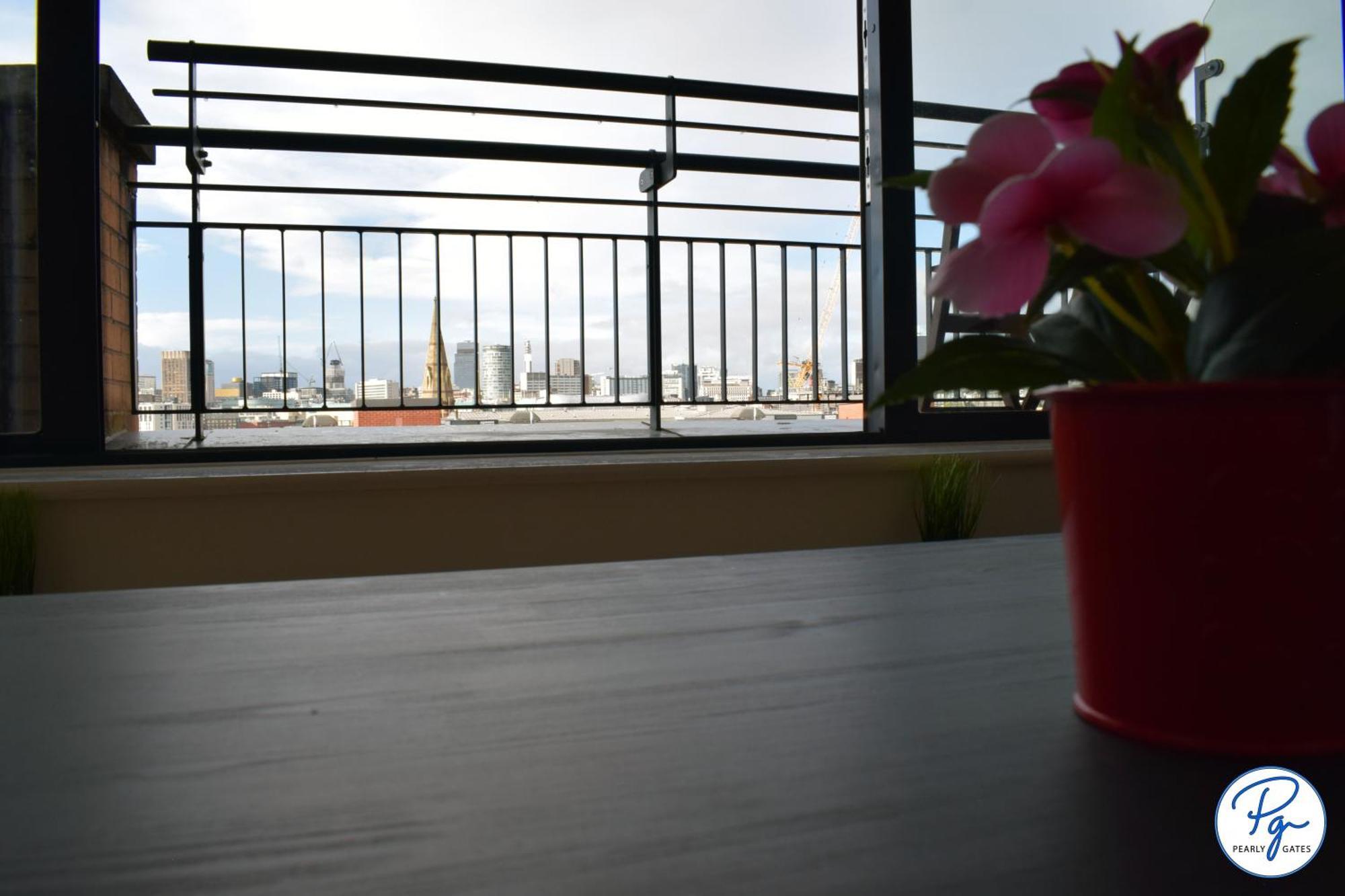 Penthouse - Amazing City Skyline Views - Balcony - Free Extra 2 Hours - Free Parking - Utilita Arena - Bullring Shopping - New St Station- Super King Size Bed 伯明翰 外观 照片